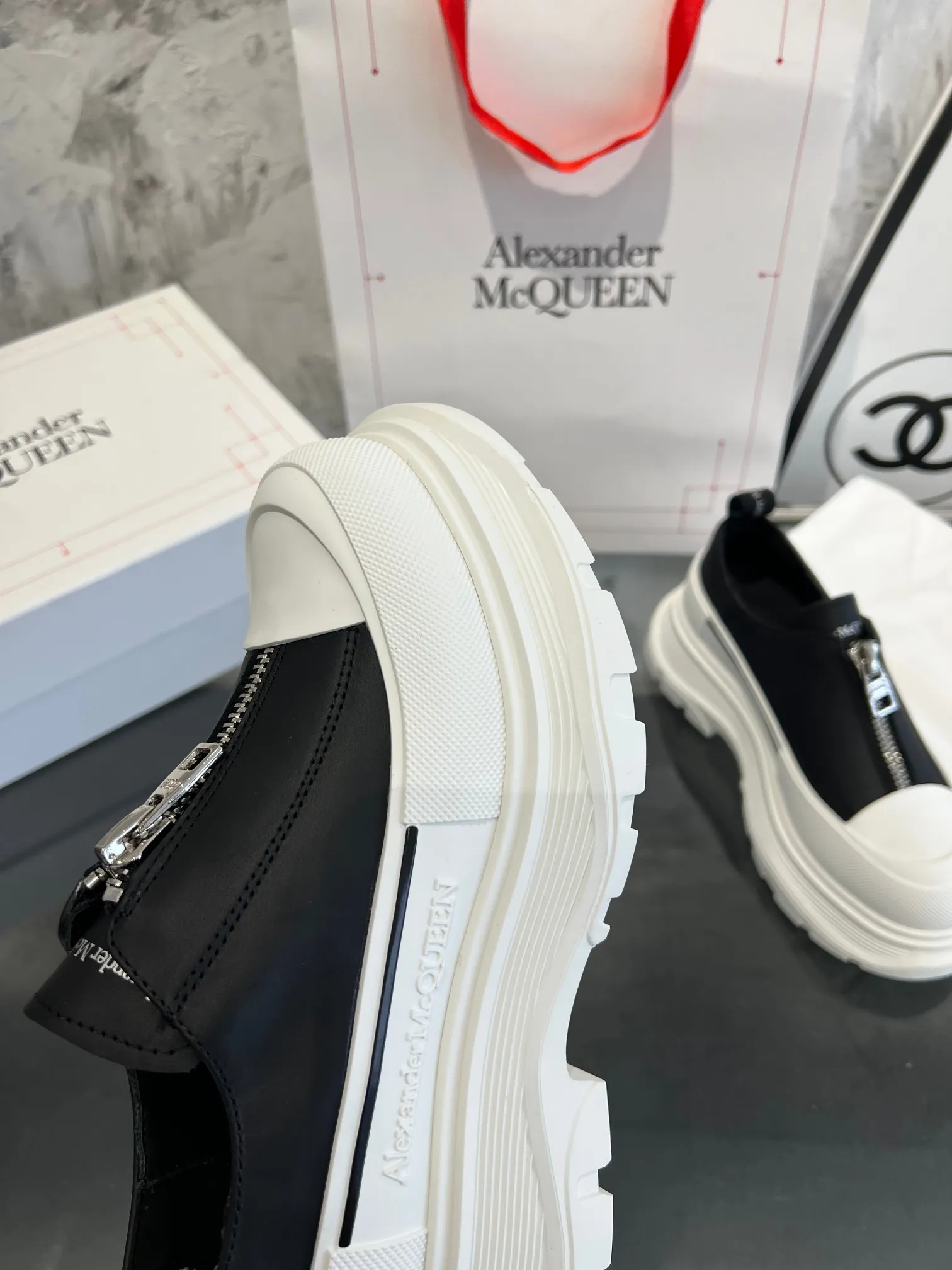 👟👟Ex-factory price 560👟👟 Women's shoes, women's clothing, men's size +10 Mc Queen, always in stock [Rose] McQueen [Rose] Dad shoes [Rose] ss early spring first release‼ ️‼ ️The latest Milan Fashion Week T-stage catwalk model, the unique and personalized design is very classy on the feet, and the round toe design allows the toes to be completely released. I spent a lot of money to buy multiple pairs of the originals and dismantled them and made replicas. Many celebrities such as Guli Nazha, Wu Lei, and Internet celebrity bloggers have endorsed Xiaohongshu’s popular products, and the products are sold out at the counters! Fabric: Imported cowhide fabric Lining: Imported silk sheepskin Foot: Imported silk sheepskin Size: 35-40 for women and 40-44 for men Packing: Original full set of packaging Outsole: 5 cm higher, top original version